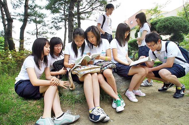 전국에서 처음으로 하복 하의를 반바지로 교체한 서울 한가람고등학교 학생들. 2006년 [연합뉴스 자료사진]