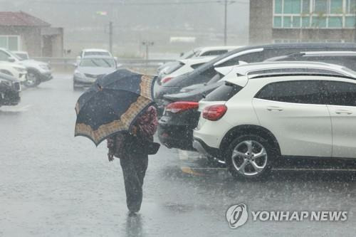 비 내리는 거리 [연합뉴스 자료사진]