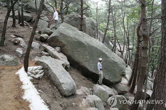 경주 남산 열암곡마애불 (서울=연합뉴스) 경주 남산 열암곡에서 발견된 통일신라 대형 마애불상을 새긴 바위 [자료사진]