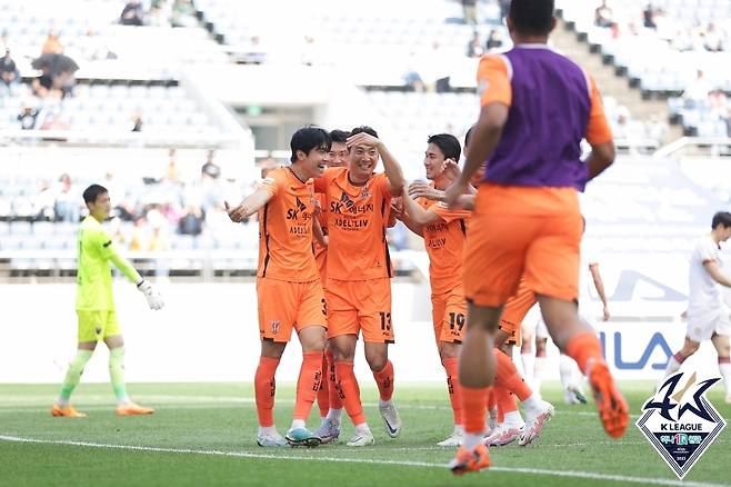 기뻐하는 제주 선수들 [한국프로축구연맹 제공. 재판매 및 DB금지]