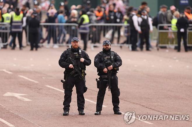 '삼엄한 경비' (런던 AFP=연합뉴스) 영국 찰스 3세 국왕의 대관식이 열리는 6일(현지시간) 국왕 행렬이 지나는 거리에서 경찰들이 경비를 서고 있다. 2023.5.6 photo@yna.co.kr