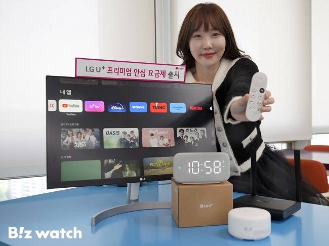 LG유플러스 모델이 새로 나온 '프리미엄 안심 요금제'가 제공하는 크롬캐스트, 기가 와이파이 공유기, 와이파이메쉬, 스마트홈 스피커 '클로바 클락+3'를 소개하고 있다./사진=LG유플러스 제공