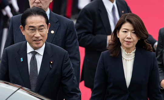 기시다 후미오 일본 총리 내외가 7일 경기 성남시 서울공항에 도착해 이동하고 있다. 사진=뉴스1