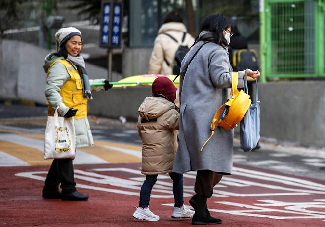 지난 1월 31일 어린이들이 서울 한 유치원으로 등원하고 있다.  (사진=뉴시스)