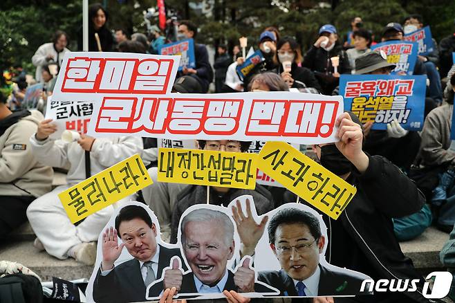 한일역사정의평화행동 구성원들이 6일 오후 서울 세종대로 파이낸스 빌딩 앞에서 기시다 일본 총리의 방한을 앞두고 강제동원, 일본군성노예제 역사왜곡, 후쿠시마 오염수 해양투기, 한미일 군사훈련 등을 규탄하고 있다. 2023.5.6/뉴스1 ⓒ News1 이승배 기자