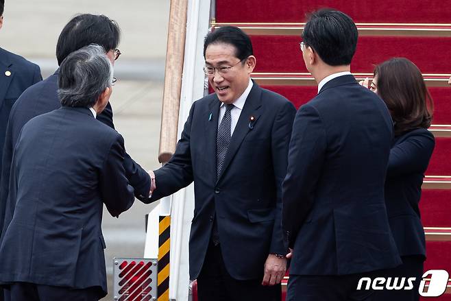 기시다 후미오(岸田文雄) 일본 총리 내외가 7일 경기 성남시 서울공항에 도착해 환영나온 장호진 외교부 1차관과 인사를 나누고 있다. 2023.5.7/뉴스1 ⓒ News1 유승관 기자