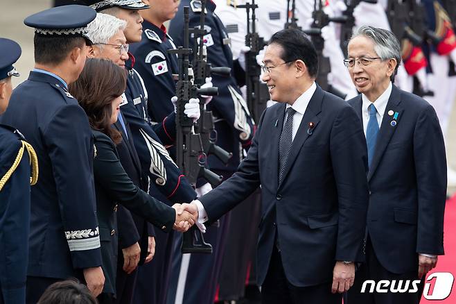 기시다 후미오(岸田文雄) 일본 총리가 7일 경기 성남시 서울공항에 도착해 환영인사들과 인사를 나누고 있다.  2023.5.7/뉴스1 ⓒ News1 유승관 기자