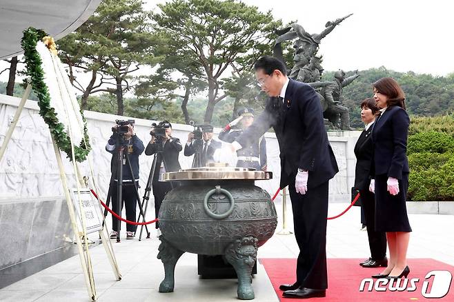 기시다 후미오 일본 총리 부부가 7일 한국 방문 첫 일정으로 서울 국립현충원 분향소에서 참배하고 있다. ⓒ AFP=뉴스1 ⓒ News1 신기림 기자