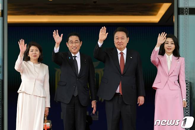 윤석열 대통령과 김건희 여사가 7일 서울 용산 대통령실 청사에서 열린 공식 환영식에서 기시다 후미오 일본 총리, 유코 여사와 함께 손을 흔들며 인사하고 있다. (대통령실 제공) 2023.5.7/뉴스1 ⓒ News1 오대일 기자