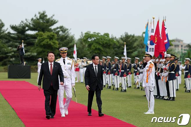 윤석열 대통령과 기시다 후미오 일본 총리가 7일 서울 용산 대통령실 청사에서 열린 공식환영식에서 의장대를 사열하고 있다. (대통령실 제공) 2023.5.7/뉴스1 ⓒ News1 오대일 기자