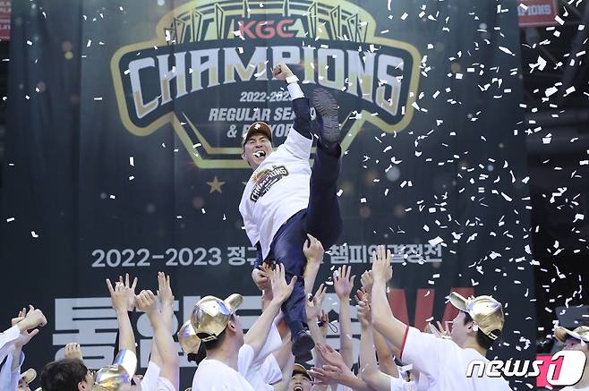 7일 오후 경기도 안양시 동안구 안양실내체육관에서 열린 2022-2023 SKT 에이닷 프로농구 챔피언결정전 7차전 안양 KGC와 서울 SK와의 경기에서 연장 접전 끝에 100대97로 우승을 차지한 김상식 KGC 감독이 선수들에게 헹가래를 받고 있다. 2023.5.7/뉴스1 ⓒ News1 이재명 기자