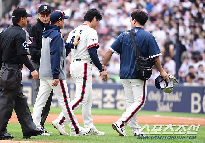 7일 잠실야구장에서 KBO리그 두산과 LG의 경기가 열렸다. 2회 고통을 호소하며 자진 강판하고 있는 두산 선발 곽빈. 잠실=송정헌 기자songs@sportschosun.com/2023.05.07/