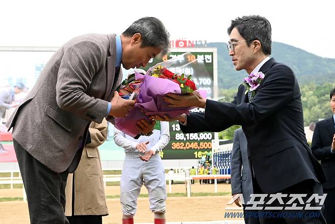 '제33회 스포츠조선배(L) 대상경마'가 7일 오후 한국마사회 렛츠런파크 서울에서 열렸다. 우승을 차지한 티즈바로우즈의 서인석 조교사가 박진형 스포츠조선 상무로부터 트로피를 받고 있다. 과천=허상욱 기자 wook@sportschosun.com/20230.5.07/