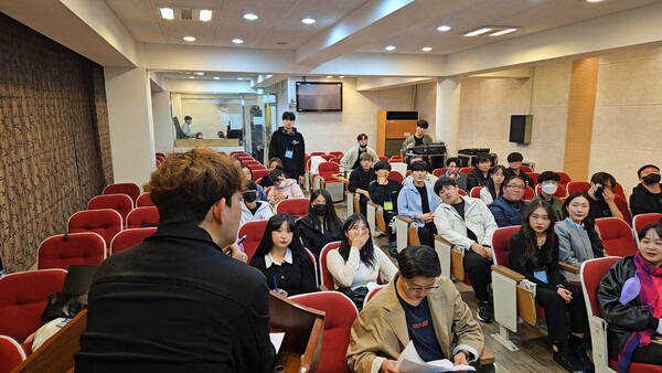 '한국예술사관실용전문학교'에서 강의 중인 윤준호 작곡가.