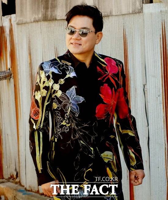 김충훈은 80년대 록 밴드 '세븐 돌핀스'에서 활동한 뮤지션으로 록밴드 시절 특유의 미성 보컬과 잔잔한 중저음 매력을 트로트로 발산하며 꾸준한 반향을 일으켰다. /더팩트 DB