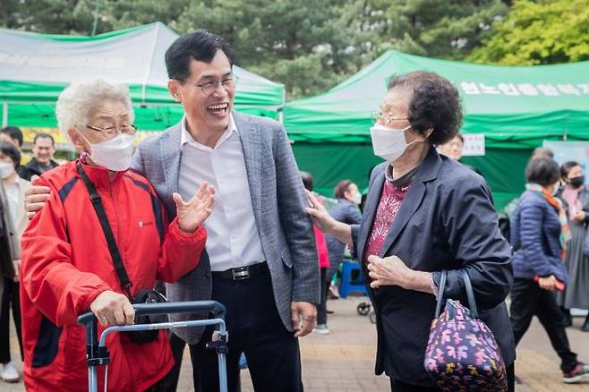 어르신들과 대화를 나누는 이기재 양천구청장(가운데)