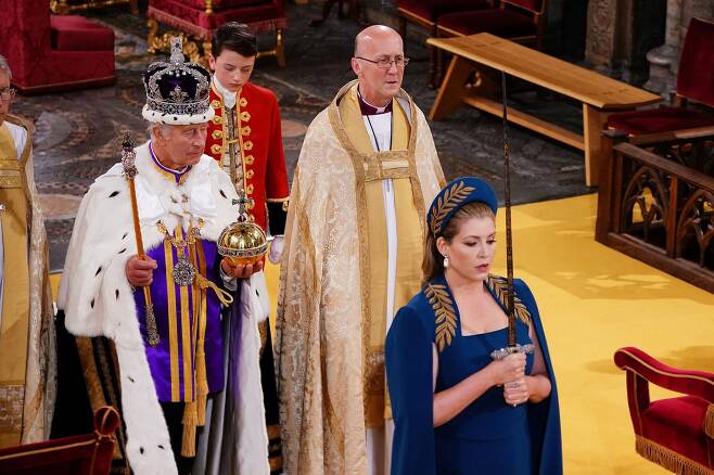 6일(현지시각) 찰스 3세 영국 국왕의 대관식에서 페니 모돈트 보수당 하원 원내대표가 왕의 권위를 상징하는 보검을 들고 있다. /로이터 연합뉴스