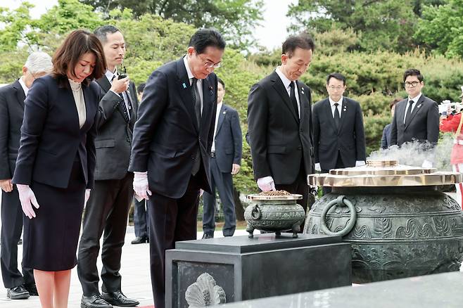 기시다 후미오(岸田文雄) 일본 총리와 부인 기시다 유코 여사가 7일 방한 첫 일정으로 서울 동작구 국립서울현충원을 참배하며 묵념하고 있다. /뉴스1