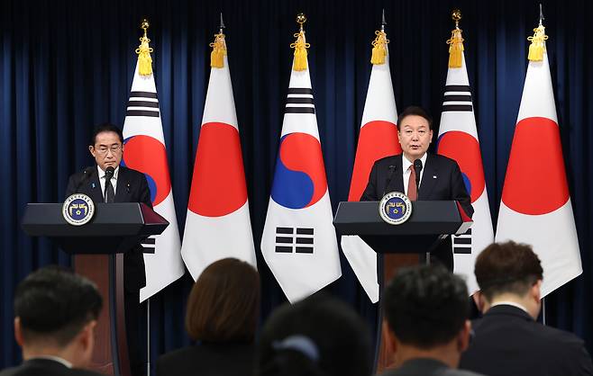 윤석열 대통령과 1박 2일 일정으로 한국을 찾은 기시다 후미오 일본 총리가 7일 서울 용산 대통령실 청사에서 공동 기자회견을 하고 있다. /연합뉴스