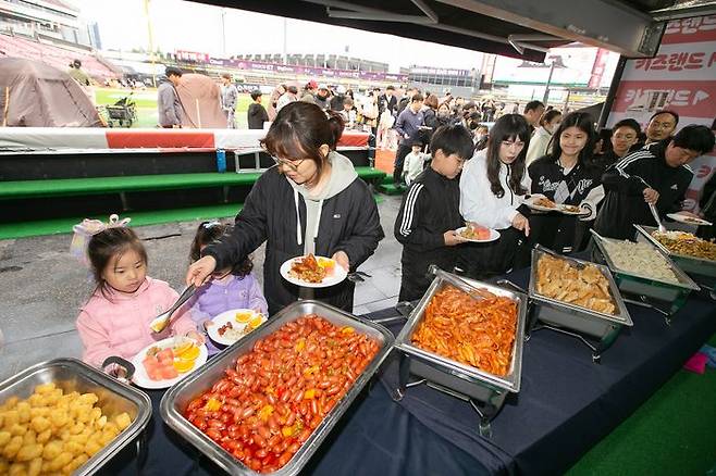 KT 고객들이 수원 KT위즈파크에서 키즈랜드 그라운드 캠핑을 즐기고 있다.ⓒKT