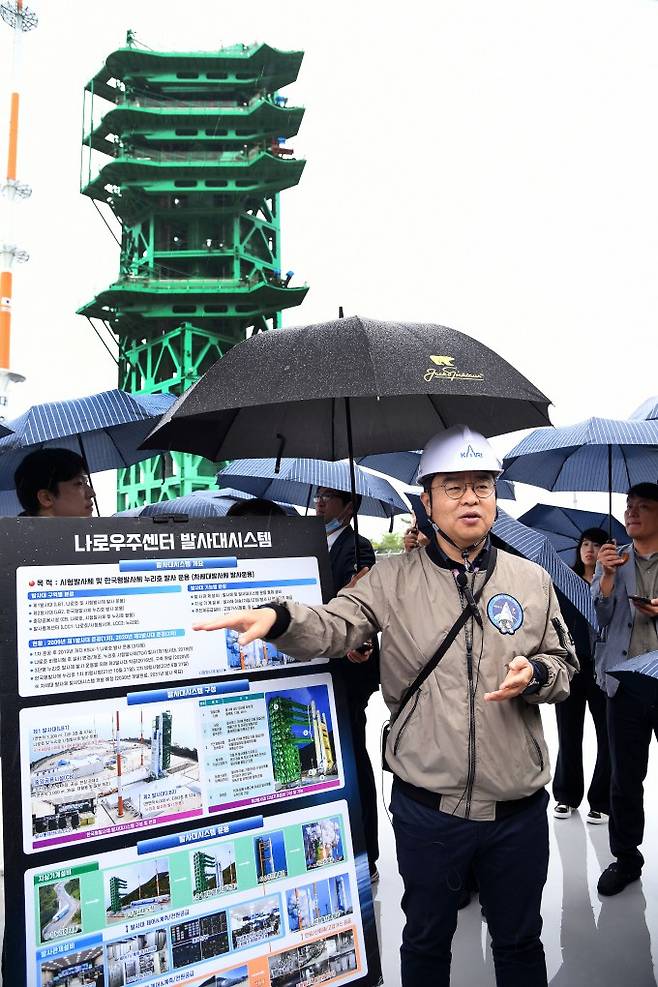 강선일 한국항공우주연구원 한국형발사체고도화사업단 책임연구원이 누리호가 발사될 제2발사대에 대해 설명하고 있다. 항우연 제공