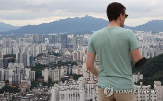 서울 인왕산에서 바라본 서울 시내 아파트와 주택가 모습. 사진 연합뉴스