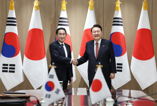 윤석열 대통령과 1박2일 일정으로 한국을 찾은 기시다 후미오 일본 총리가 7일 서울 용산 대통령실 청사에서 열린 한일 정상 확대 회담에서 악수하고 있다. [연합뉴스]