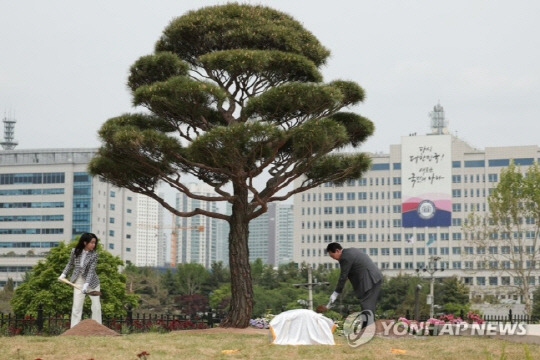 윤석열 대통령과 부인 김건희 여사가 4일 서울 용산 대통령실의 앞마당에 조성된 용산 어린이정원 개방 기념식수를 하고 있다. 사진 연합뉴스