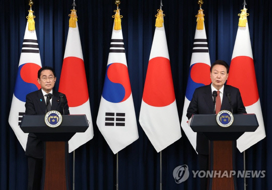 윤석열 대통령과 1박2일 일정으로 한국을 찾은 기시다 후미오 일본 총리가 7일 서울 용산 대통령실 청사에서 공동 기자회견을 하고 있다.<연합뉴스>