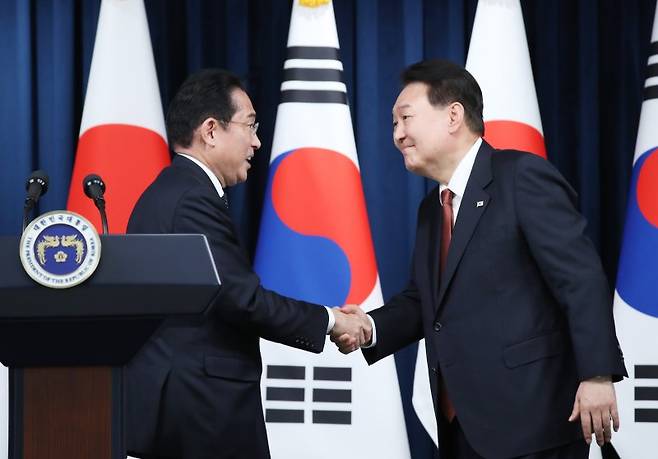 윤석열 대통령과 기시다 후미오 일본 총리가 7일 서울 용산 대통령실 청사에서 공동기자회견을 마친 뒤 악수하고 있다./사진=뉴시스화상