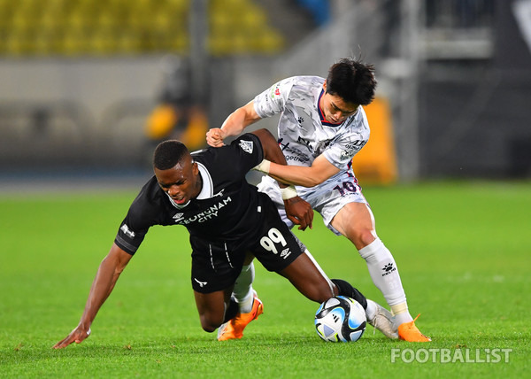 패트릭(왼쪽, 성남FC), 강윤성(오른쪽, 김천상무). 서형권 기자