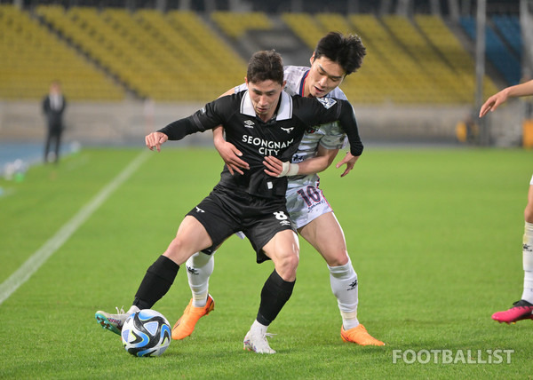 박상혁(왼쪽, 성남FC), 강윤성(오른쪽, 김천상무). 서형권 기자