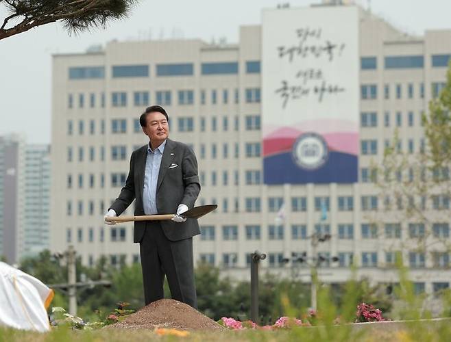 윤석열 대통령이 지난 5월 4일 서울 용산구 용산미군기지 반환 부지에 조성된 ‘용산어린이정원’ 개방 행사 뒤 전망 언덕에 올라 기념 식수를 하고 있다. 대통령실 제공