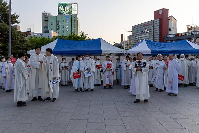 천주교정의구현사제단 신부들이 5월1일 광주 5·18민주광장에서 시국기도회를 열기에 앞서 입장 순서를 기다리고 있다. 박승화 선임기자 eyeshoot@hani.co.kr