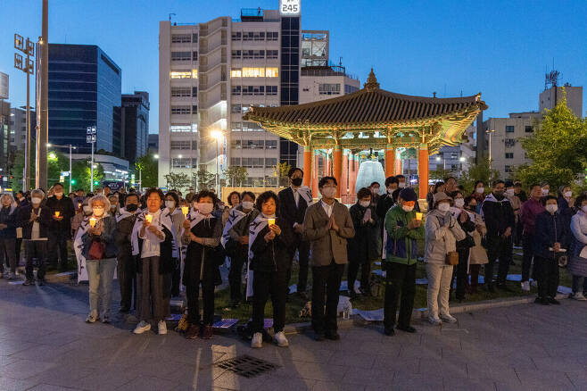 광주 시국기도회에 참석한 시민들이 5월1일 ‘민주의 종각’ 앞에서 촛불을 든 채 기도하고 있다. 박승화 선임기자 eyeshoot@hani.co.kr