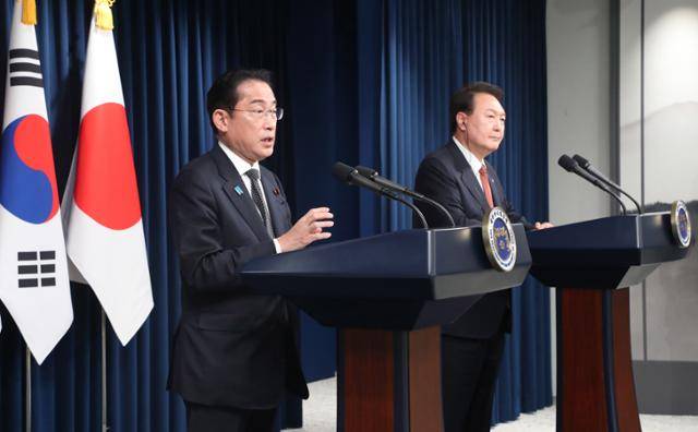 윤석열(오른쪽) 대통령과 기시다 후미오 일본 총리가 7일 서울 용산 대통령실에서 한일 공동기자회견을 하고 있다. 대통령실사진기자단·서재훈 기자