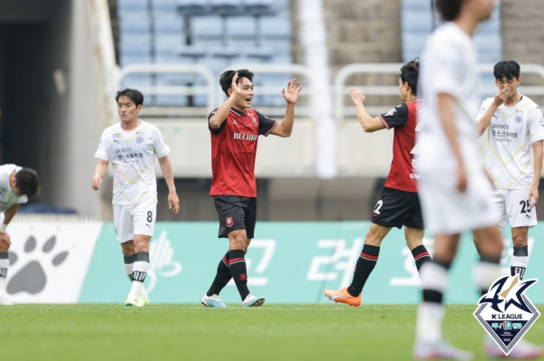 부천FC 최재영이 7일 전남 드래곤즈전에서 K리그 데뷔골을 터뜨린 뒤 기뻐하고 있다. 사진=프로축구연맹