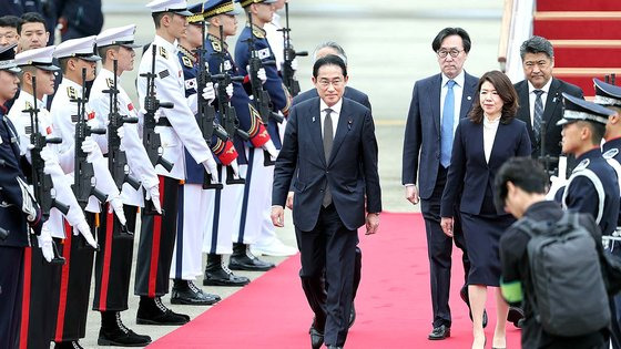 한일 정상회담을 위해 방한한 기시다 후미오 일본 총리와 기시다 유코 여사가 7일 성남 서울공항에 도착해 이동하고 있다. 연합뉴스