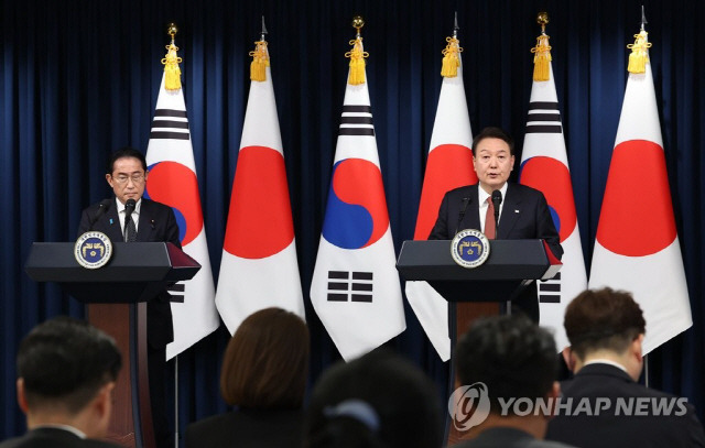 ▲ 윤석열 대통령과 기시다 후미오 일본 총리가 7일 오후 서울 용산 대통령실에서 공동 기자회견을 하고 있다. 사진/연합뉴스