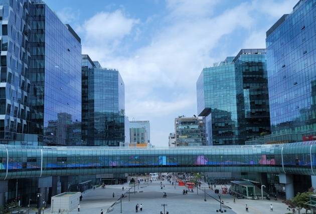 ‘알파돔시티’와 스카이브릿지 ‘컬쳐밸리’ 모습. 사진=한경비즈니스