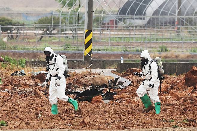 6일 주한미군 F-16 전투기 1대가 추락한 경기도 평택시 팽성읍 노와리의 한 농지에서 관계자들이 분주하게 움직이고 있다. 연합뉴스