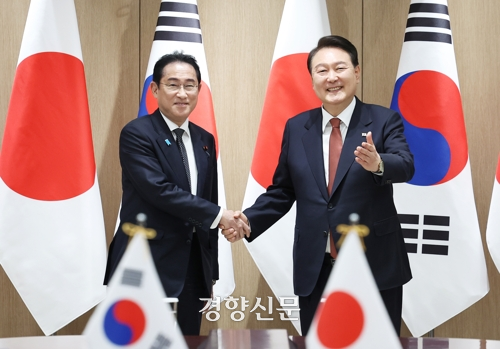 윤석열 대통령과 1박2일 일정으로 한국을 찾은 기시다 후미오 일본 총리가 7일 서울 용산 대통령실 청사에서 열린 한일 정상 확대 회담에서 악수하고 있다. 대통령실사진기자단