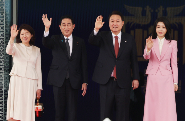 윤석열 대통령과 김건희 여사가 1박2일 일정으로 한국을 찾은 기시다 후미오 일본 총리 부부와 7일 서울 용산 대통령실에서 열린 공식 환영식을 마친 뒤 인사하고 있다. 2023.5.7 연합뉴스