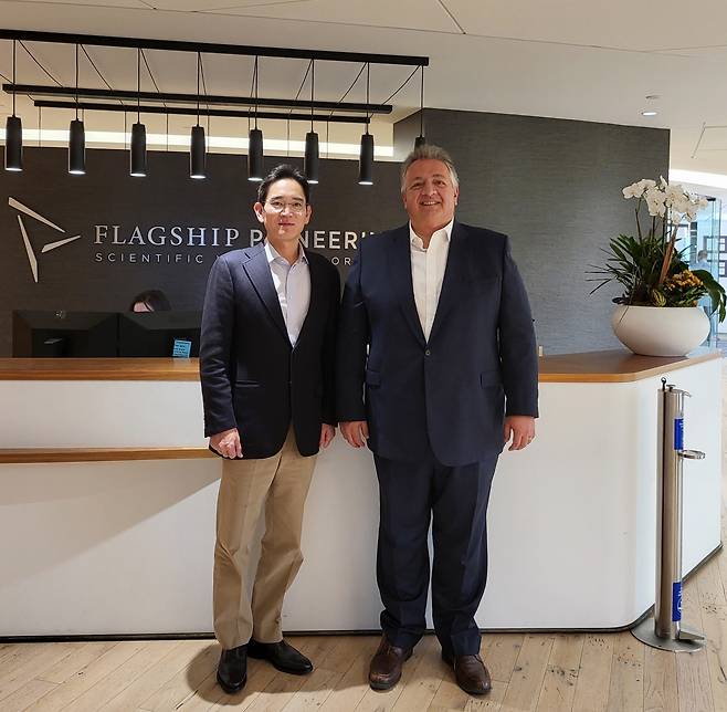 Samsung Electronics Chairman Lee Jae-yong poses with Flagship Pioneering Founder and CEO Noubar Afeyan, who is also the co-founder of Moderna, at the US company's headquarters in November 2021. (Samsung Electronics)