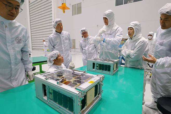 Researchers at the Korea Astronomy and Space Science Institute check on the cube satellites before they are loaded onto the Nuri rocket at the Naro Space Center in Goheung, South Jeolla Province, on May 3. (Korea Aerospace Research Institute)