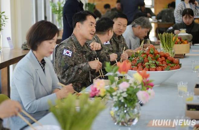 지난 3일 화천힐링센터에서 열린 장병 특식메뉴 시식회(화천군 제공)