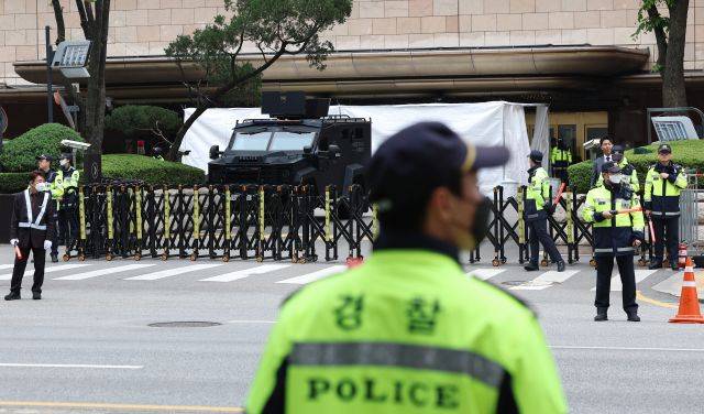 기시다 후미오 일본 총리가 숙박할 예정인 서울의 한 호텔 주변에서 7일 오전 경찰들이 경계 근무를 서고 있다. 연합뉴스