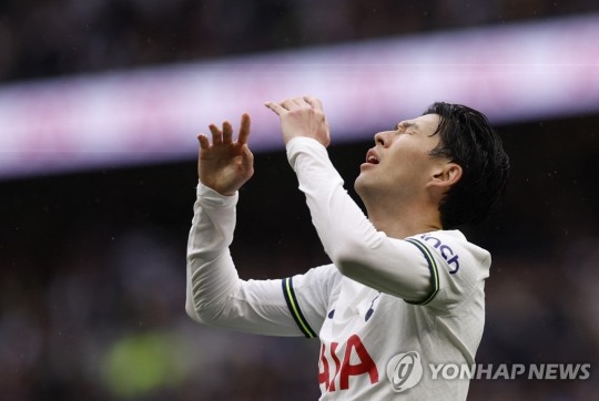 손흥민이 결정적인 찬스를 살리지 못하고 득점에 실패하자 아쉬워 하고 있다.[Action Images via Reuters=연합뉴스]