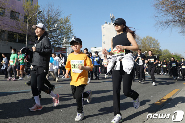 지난달 2일 오전 대구 중구 국채보상운동기념공원 앞에서 열린 '2023 대구국제마라톤대회' 건강달리기 코스에 참가한 시민들이 대구 도심을 가볍게 달리고 있다. /사진=뉴스1