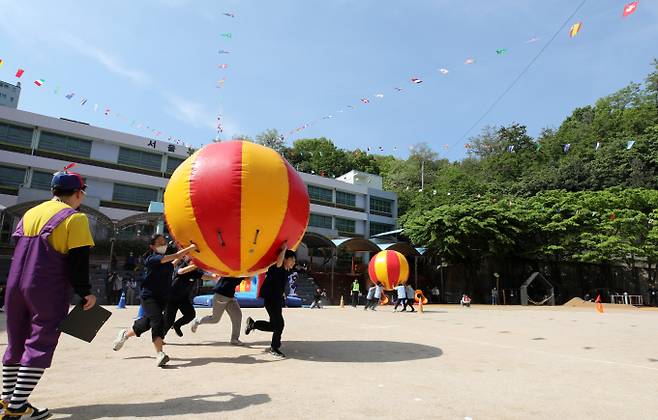 전국 초등학교 5곳 중 1곳이 전교생 60명 이하인 소규모 학교인 것으로 집계됐다. 지난 5월 서울 한 초등학교  운동회에서 어린이들이 공 나르기를 하고 있다. 사진은 기사와 직접적인 관련 없음. /사진=뉴스1